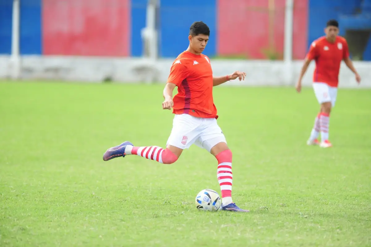 QUIERE POTENCIAR EL TALENTO LOCAL. Tiago Peñalba es uno de los juveniles que salió de la cantera del club y logró asentarse en Primera.
