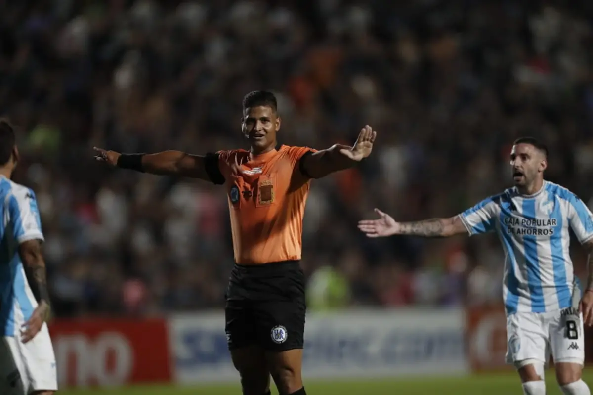 BAJO LA LUPA. El gol convalidado por Brian Ferreyra, que le dio la victoria a Independiente Rivadavia, dejó muchas dudas.