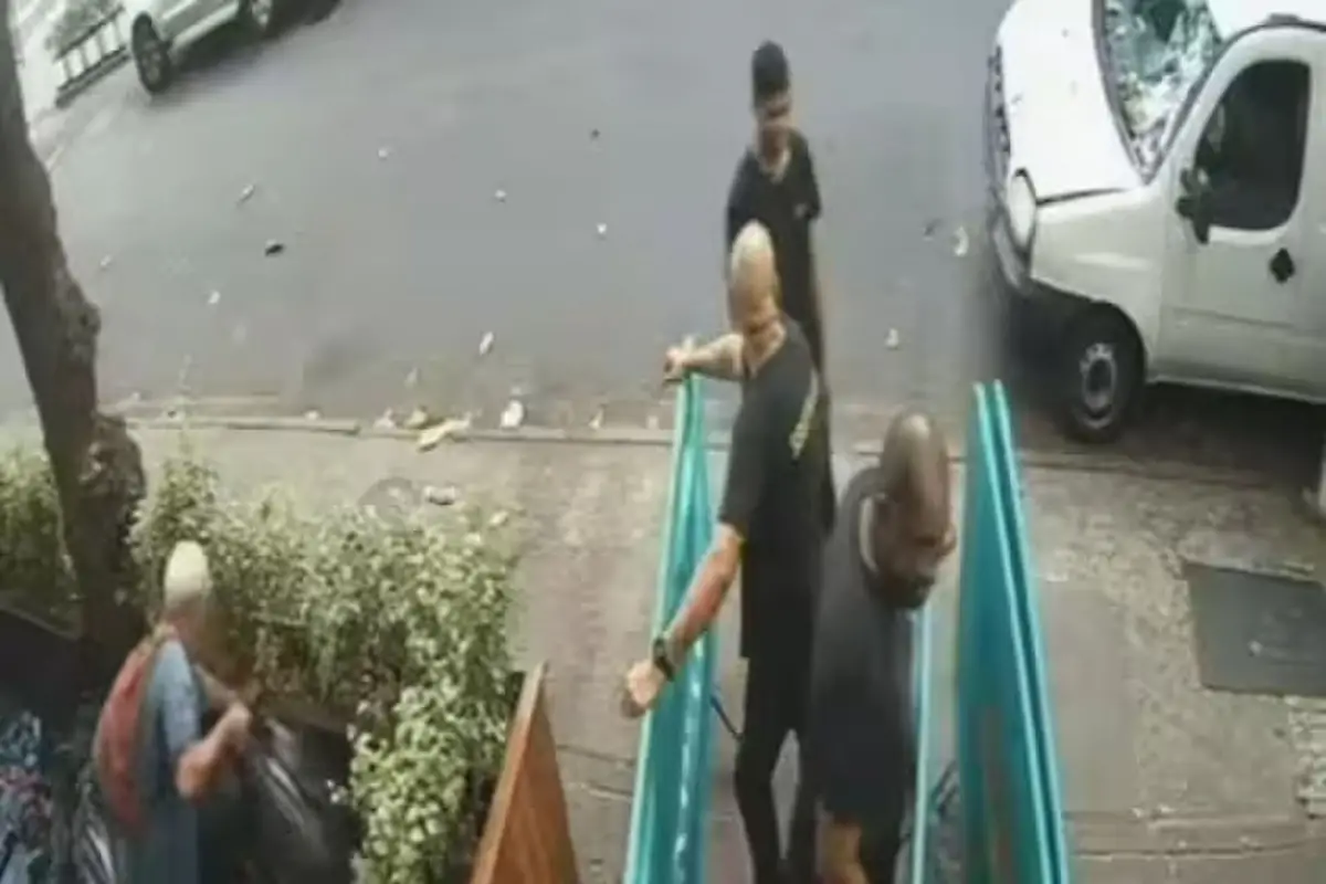 EMPLEADOS DEL BAR. Una filmación aportada por la defensa de Páez muestra gestos obscenos contra ella.