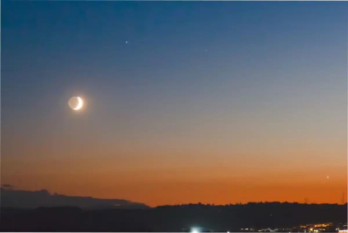 Saturno y la Luna se juntaron en un mismo plano. Foto: NASA 