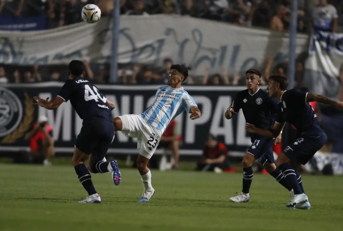 SOLITARIO. Laméndola intentó generar peligro, pero no encontró socios en el frente de ataque del Decano.