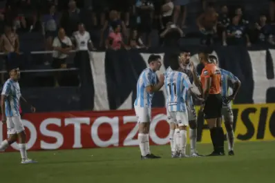 ¿Entró o no entro? La gran polémica en Mendoza, que hizo explotar de bronca a los jugadores de Atlético Tucumán