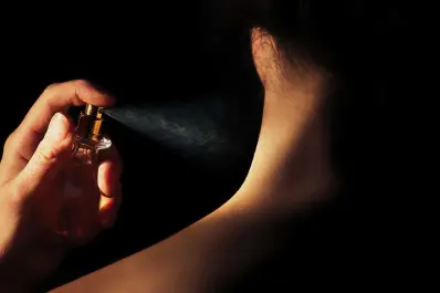 El perfume árabe con notas frescas que es ideal para el uso diario: cuánto cuesta en Mercado Libre