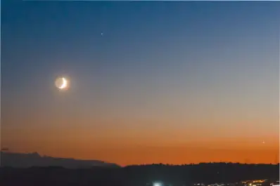 ¿Qué pasó en el cielo anoche?: el inusual fenómeno que juntó a Saturno y la Luna