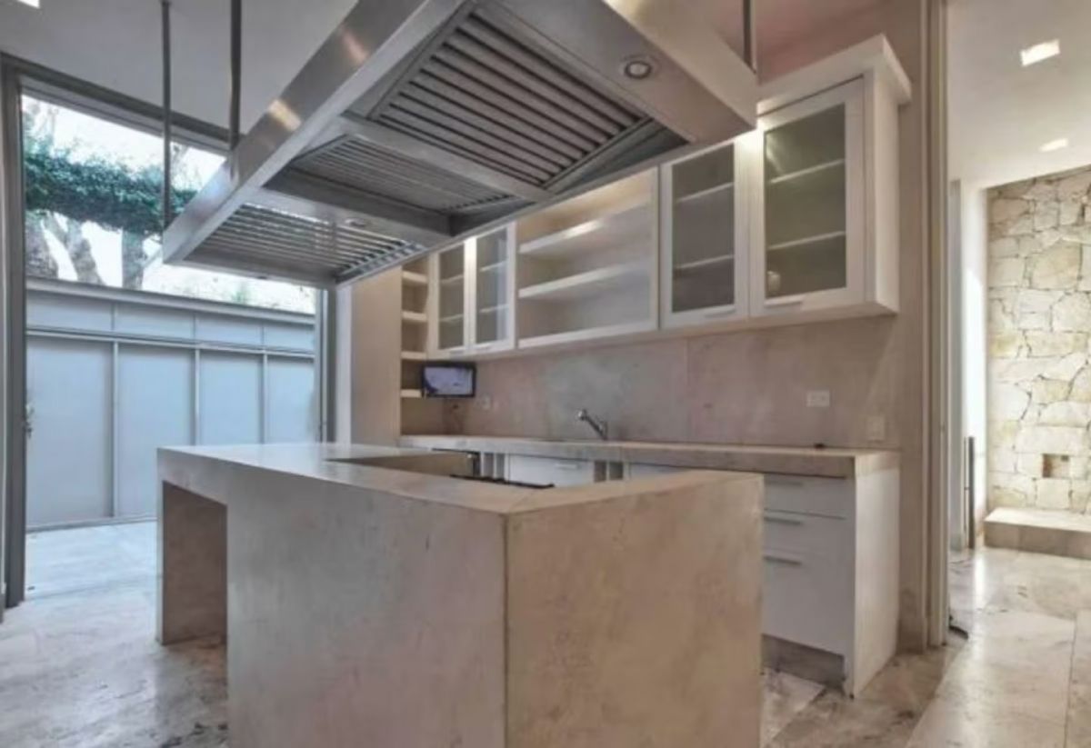 Ampli y luminosa, así es la cocina de la casa de Pampita en el Bajo Belgrano