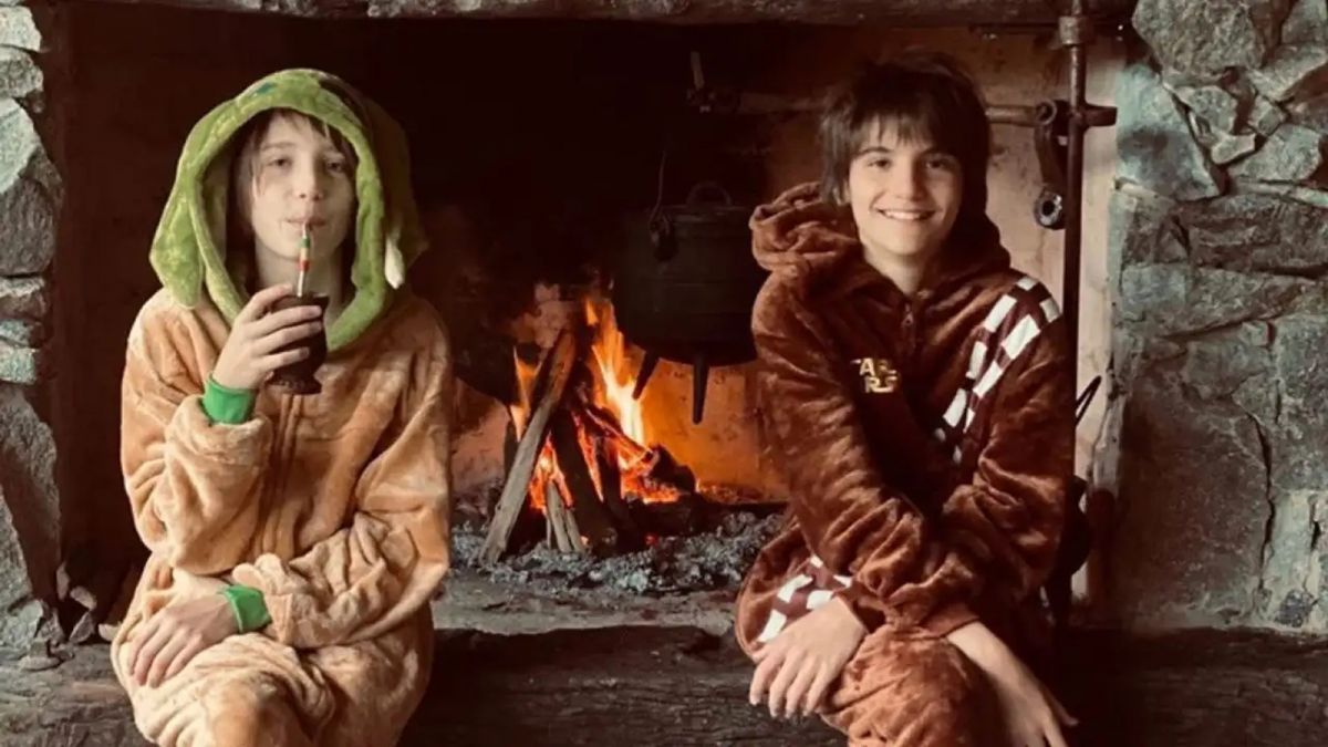 Los hijos de Facundo Arana y María Susini en la chimenea de la casa familiar