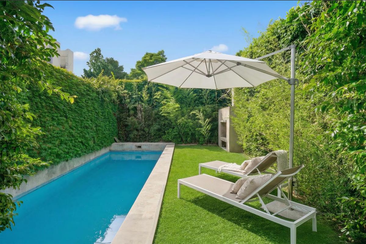 El jardín de la casa que Pampita puso en venta