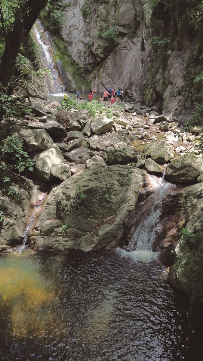 PILETONES NATURALES. El agua refresca y alivia tras varias horas de caminata en medio de la vegetación. 
