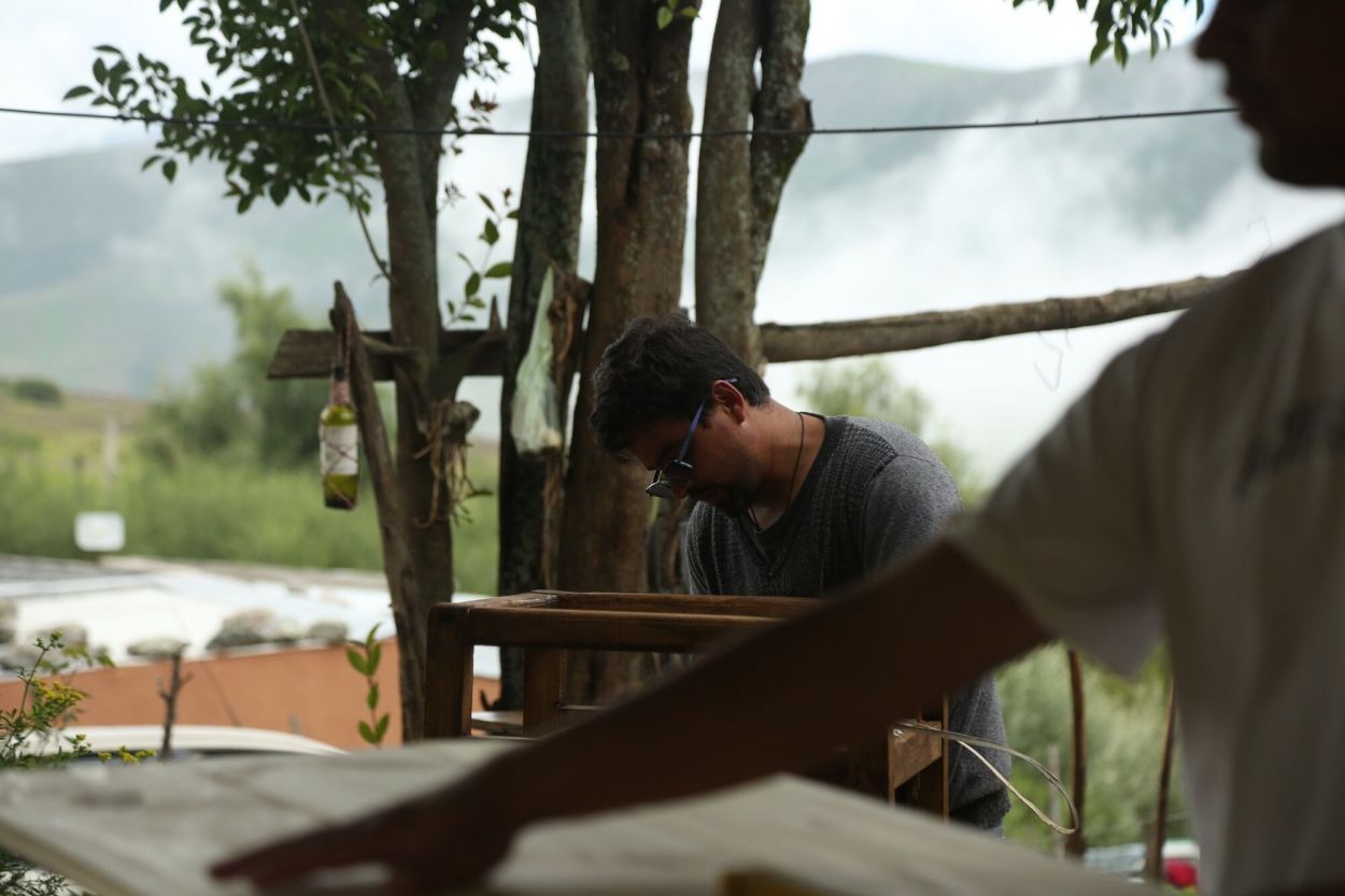AL AIRE LIBRE. El patio de la casa familiar en Tafí del Valle es el taller. la gaceta / fotos de SANTIAGO GIMÉNEZ
