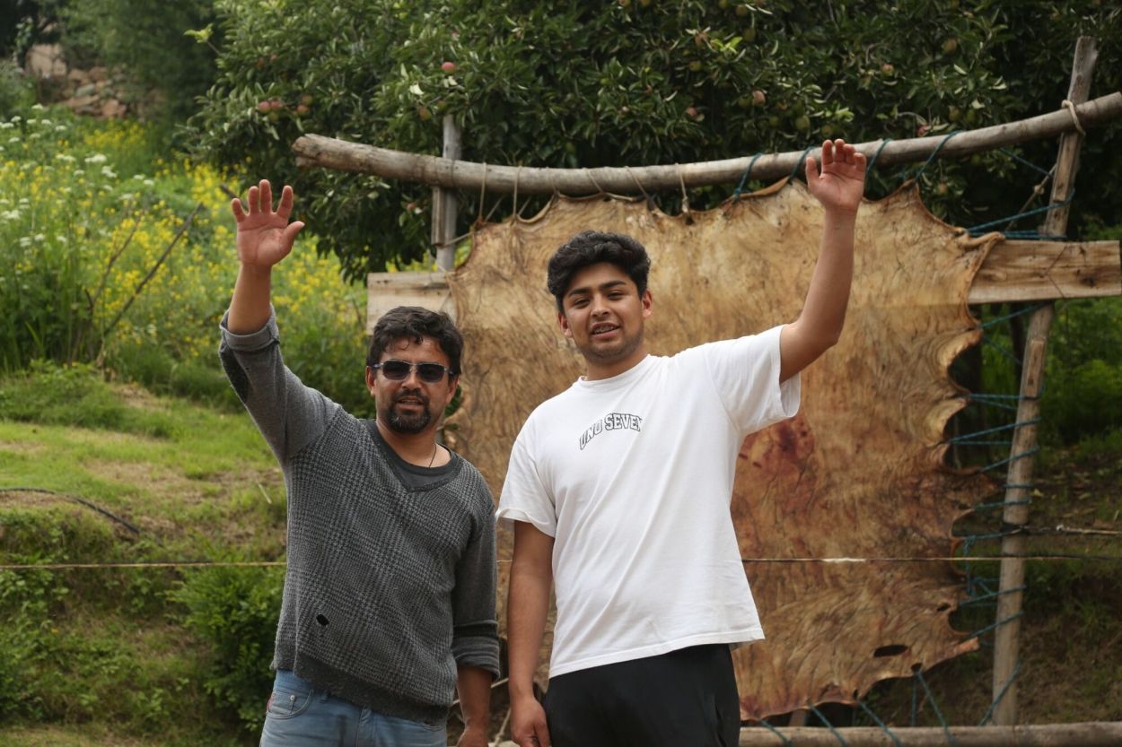 EL HEREDERO. Axel es la nueva generación de carpinteros y toma la posta.