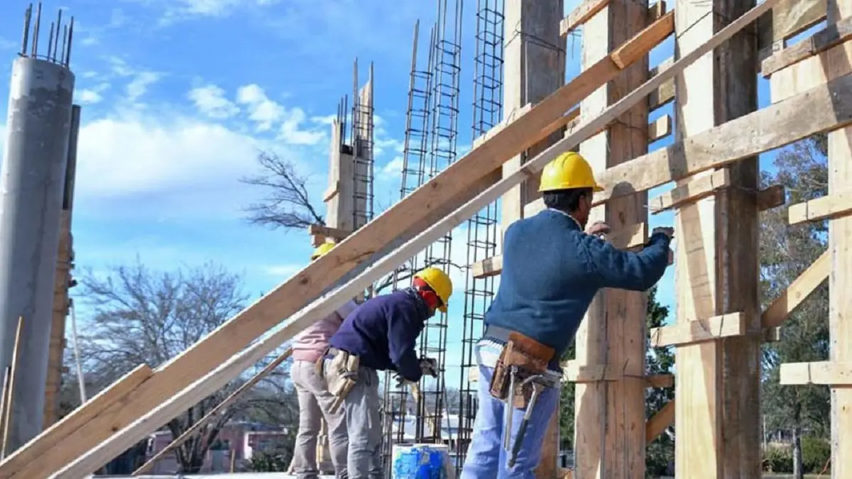 Actualización salarial para albañiles y obreros de la construcción. Foto tomada de perfil.com