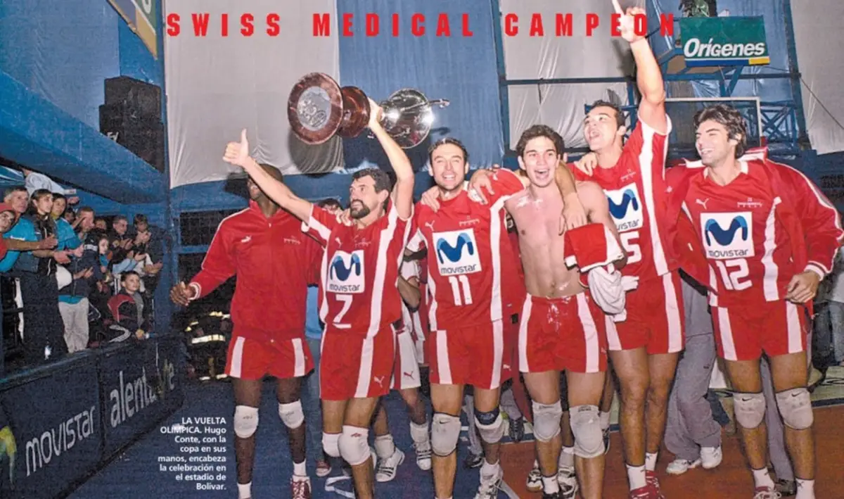 VUELTA OLÍMPICA. El plantel celebra con la copa tras el título en Bolívar.