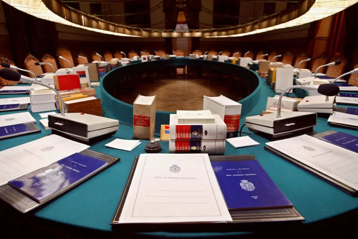 Un golpe sobre la mesa de la Real Academia: polémica sobre la lengua, entre“el guasap” y “la Inquisición”