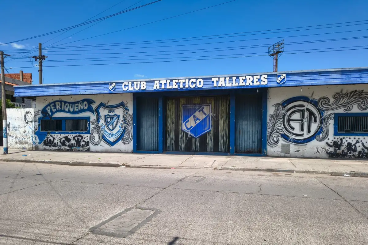 FACHADA. Así está la entrada del club Talleres de Perico.