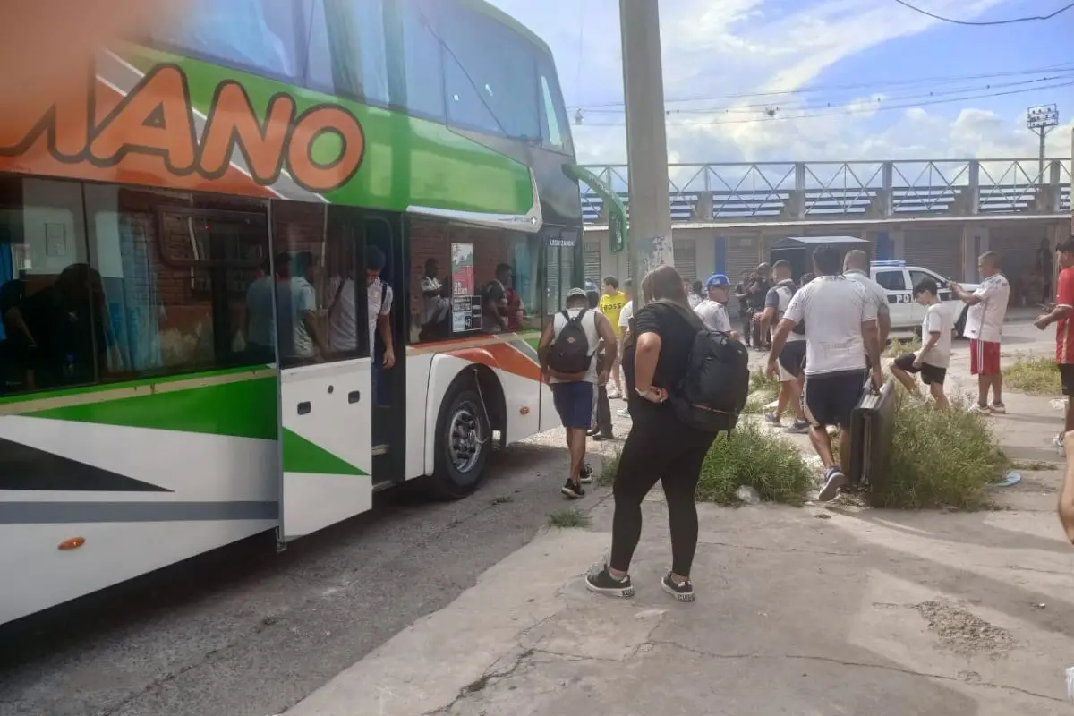 ¡Tucumán Central llegó al estadio!