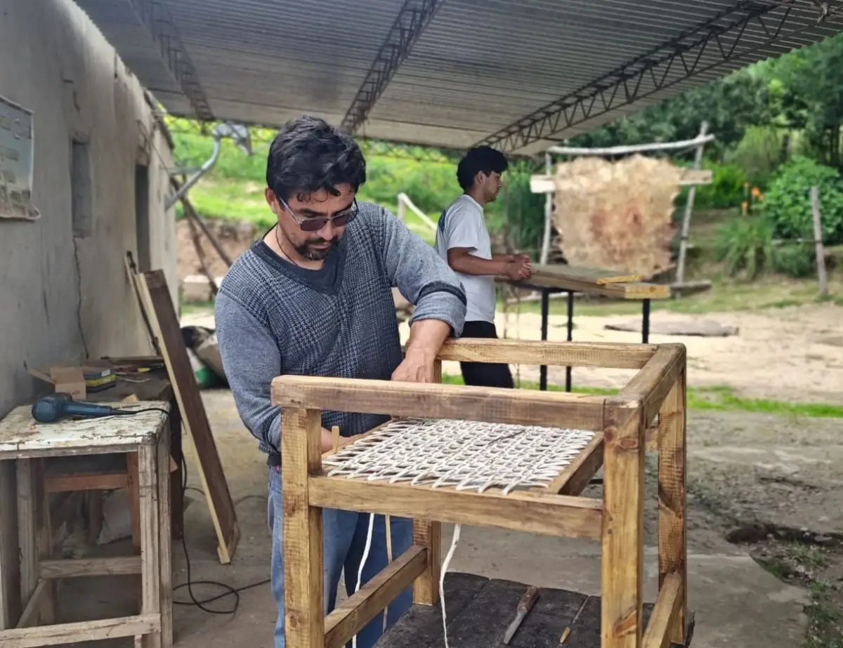ELABORACIÓN. Jesús Cancino contó que utiliza alrededor de 70 metros de esterilla de cuero para reforzar los asientos de los sillones artesanales.