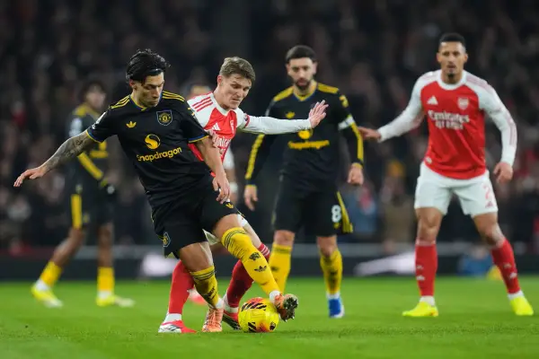 Manchester United derrotó al Arsenal en Londres y le puso suspenso a la lucha por la Premier League