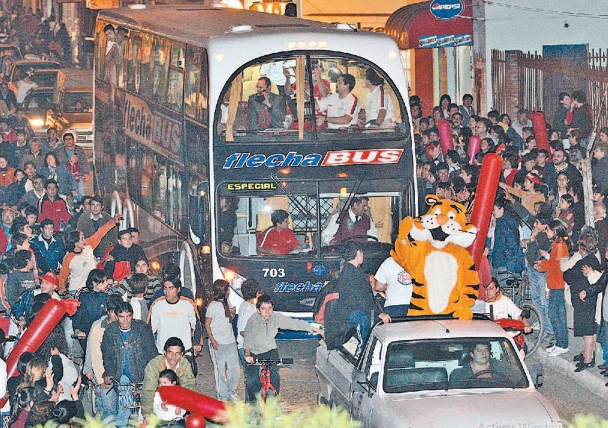 CARAVANA. El colectivo de los jugadores avanzó a paso de hombre desde la ruta hasta la sede del club.
