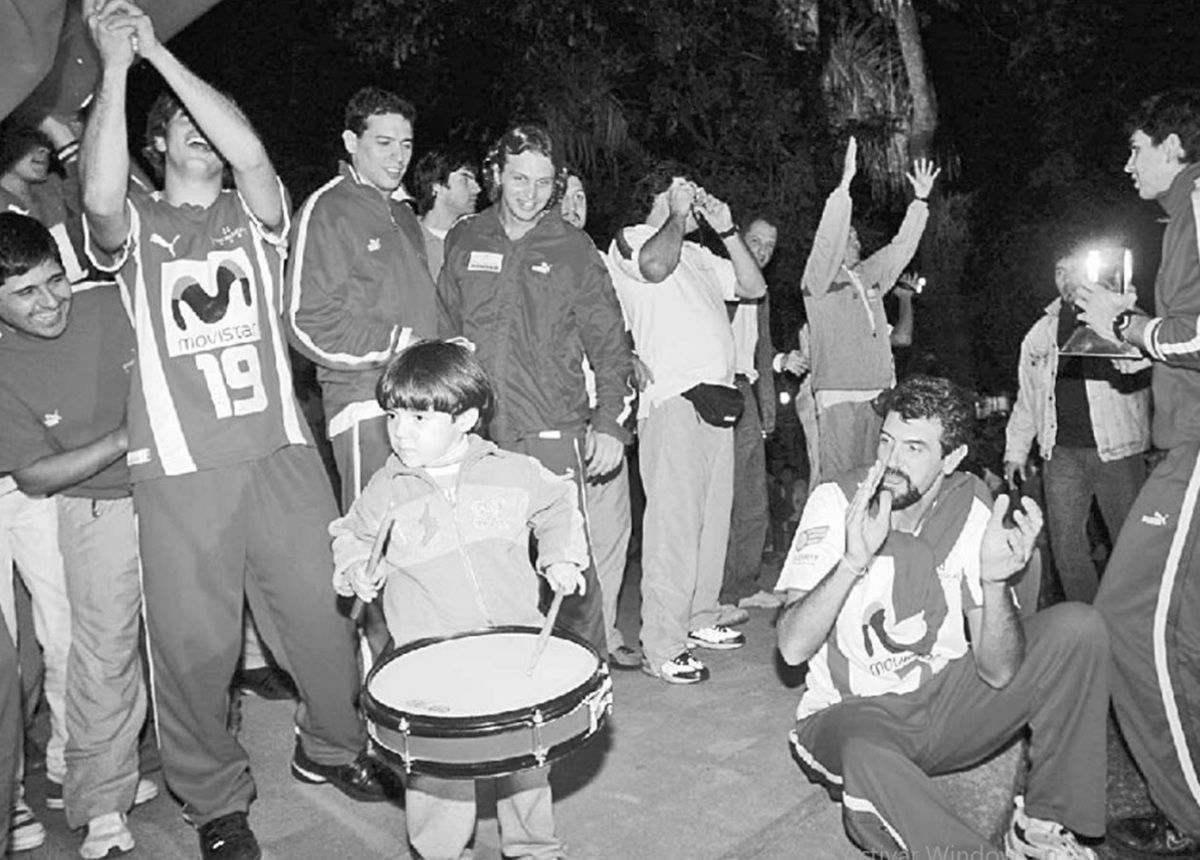 DALE CAMPEÓN. Hugo Conte aplaude al ritmo de un niño durante la fiesta en la sede del club.