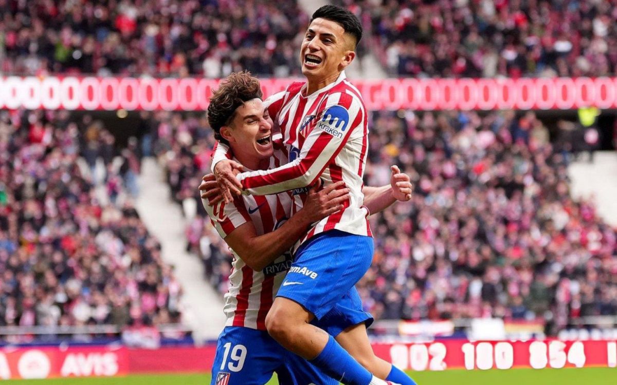 EUFORIA. Julián Álvarez festejó junto a Almada el tanto de su compatriota.