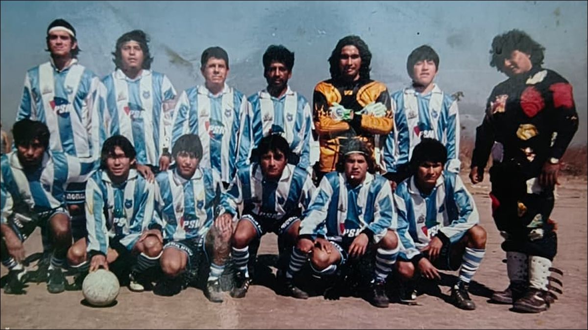 FOLKLORE. Héctor “Ruli” Cruz (izquierda), fundador de la institución, caracterizado como Carlos “La Mona” Jiménez, en una postal de los primeros años.