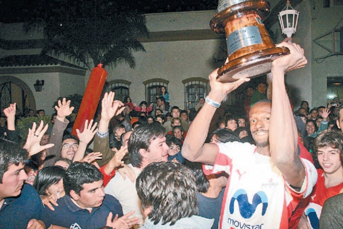 INOLVIDABLE. Los jugadores celebran en Monteros junto a los hinchas y la copa.