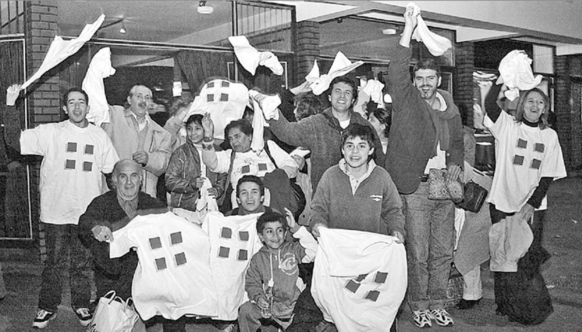 LARGO RECORRIDO. Algunos de los hinchas que viajaron al partido decisivo en Bolívar posaban para LA GACETA.