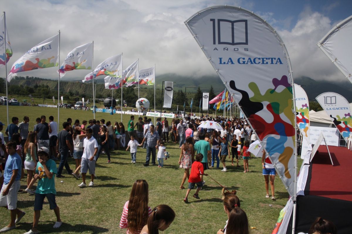 MÁS ALLÁ DEL JUEGO. Público, mates y amigos acompañan una de las jornadas del Seven de Tafí del Valle, un torneo que también se vive como espacio social y de reencuentro en la montaña.