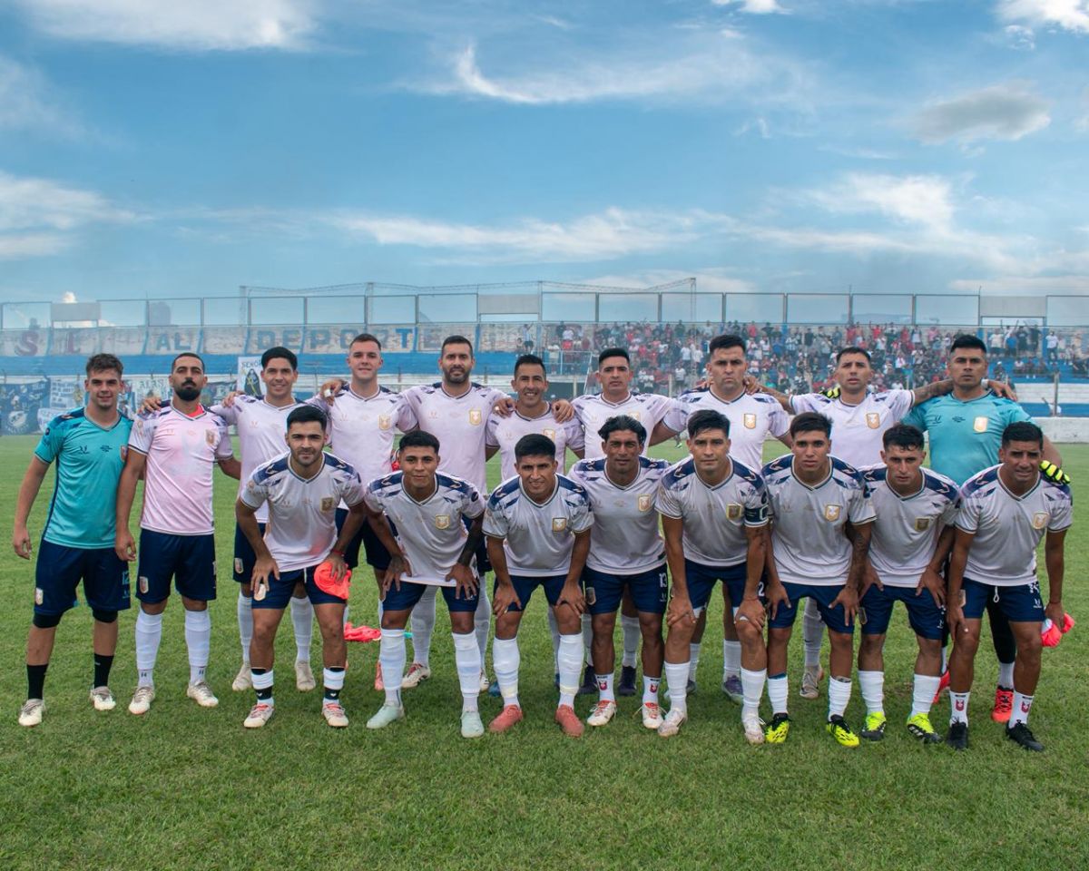 TODOS JUNTOS. Titulares y suplentes posaron para la foto al salir al campo de juego.