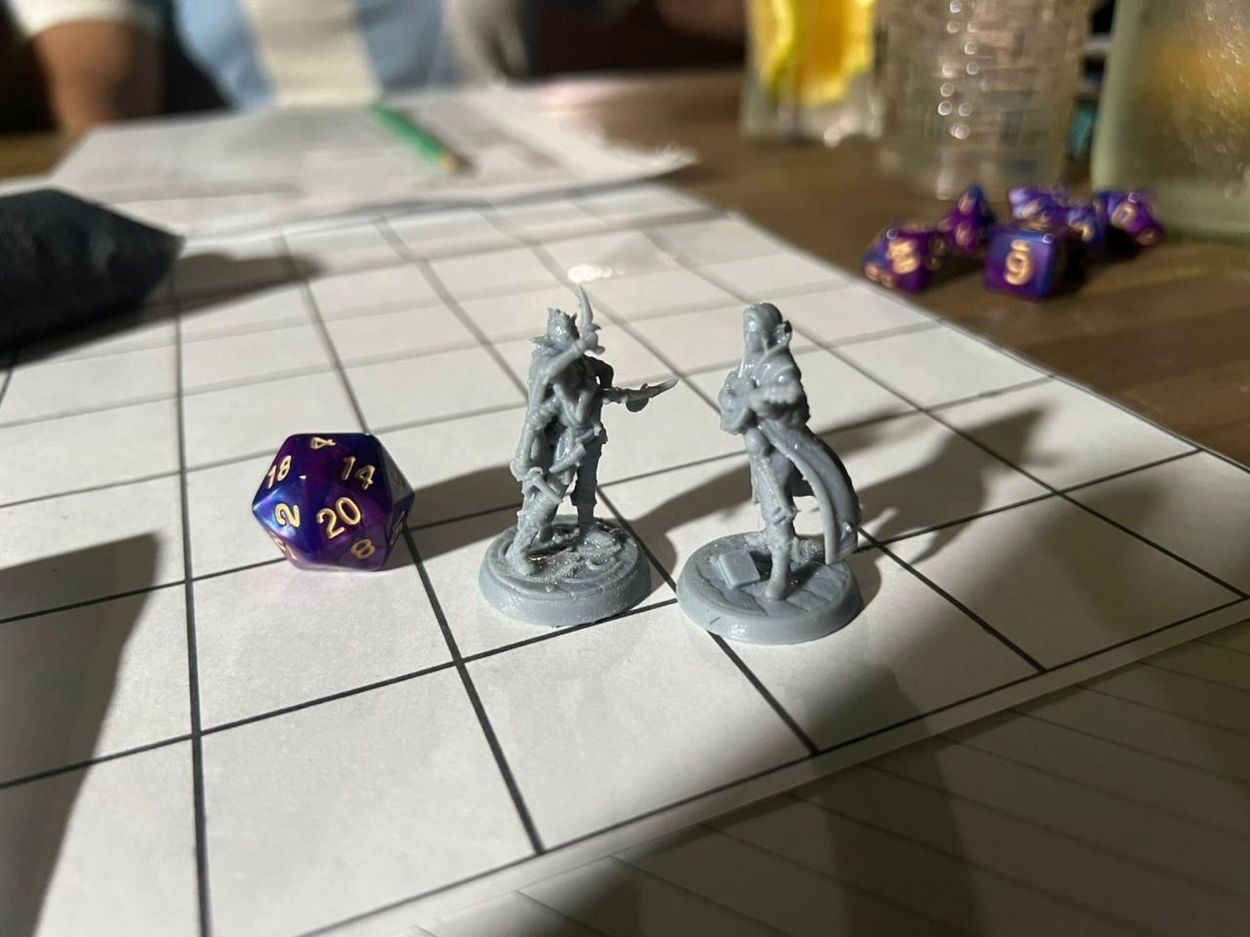 DIRECTOR. Un jugador, el Dungeon Master, se encarga de crear el mundo, los personajes y las situaciones.