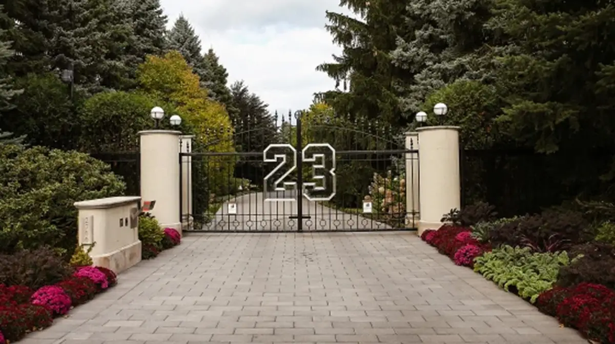 Una puerta con el número 23 controla el acceso a la casa de la leyenda del baloncesto Michael Jordan en 2013 en Highland Park, Illinois.Archivo de Scott Olson / Getty Images