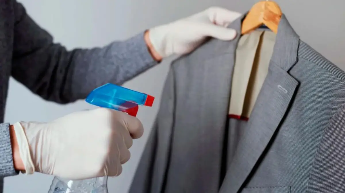 El truco casero con vinagre y agua para eliminar las arrugas de la ropa sin plancha