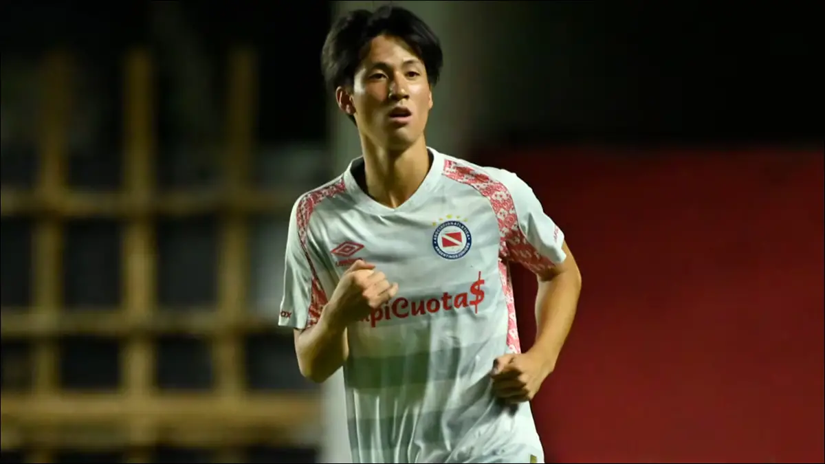 ESTRENO. Ryoga Kida ingresó en el segundo tiempo ante Sarmiento y tuvo su debut oficial en la Primera División con la camiseta de Argentinos Juniors.