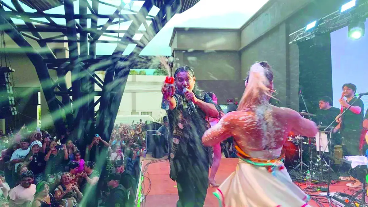 DIVERSIÓN. En el Centro Cívico Cultural y en la plaza Leocadio Paz de San Pedro de Colalao se disfrutó el domingo de la previa musical del carnaval.