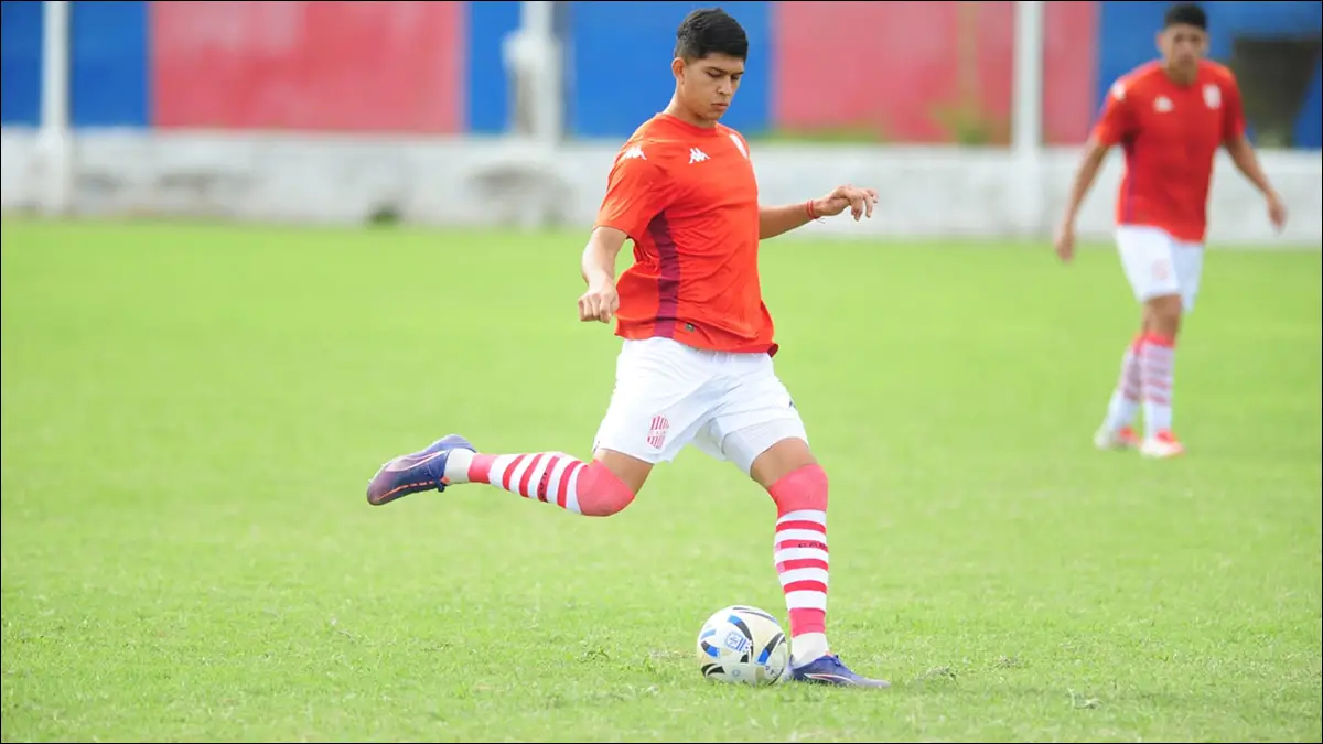 REFERENTE. Tiago Peñalba, defensor surgido de la cantera, durante uno de los amistosos de pretemporada de San Martín, en el marco de un nuevo proceso deportivo.