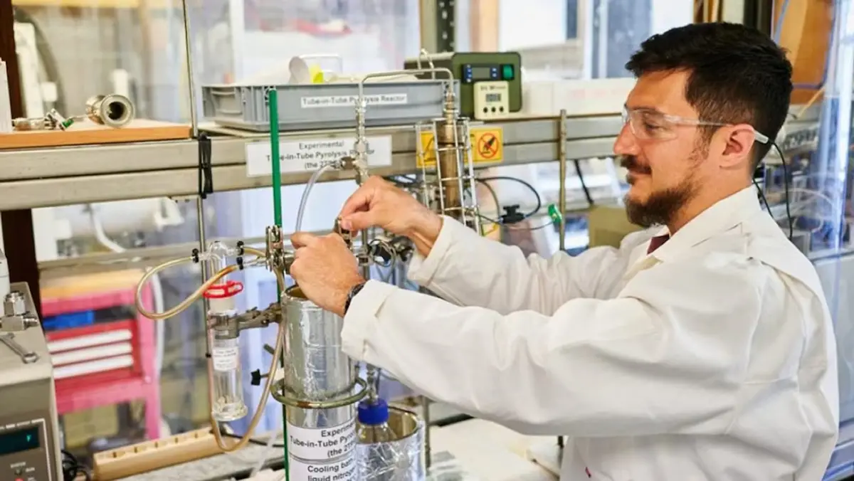 CONICET. En Mendoza, científicos desarrollan un proceso para transformar residuos de yerba en bioaceite renovable.