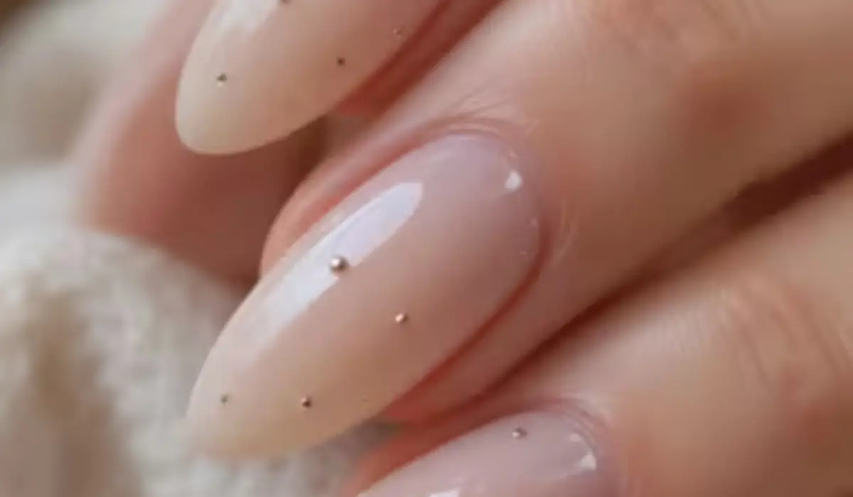 Ni blanco ni rojo clásico: los cinco colores de uñas que rejuvenecen las manos