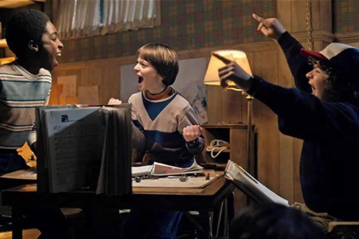 DISPARADOR. En la primera escena de Stranger Things, los chicos juegan Calabozos y Dragones; eso despertó en muchos curiosidad por el juego.