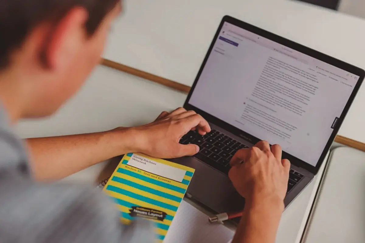 COMPLEMENTO. La IA es un recurso para generar contenidos de forma rápida y económica, pero bajo la supervisión de las personas.