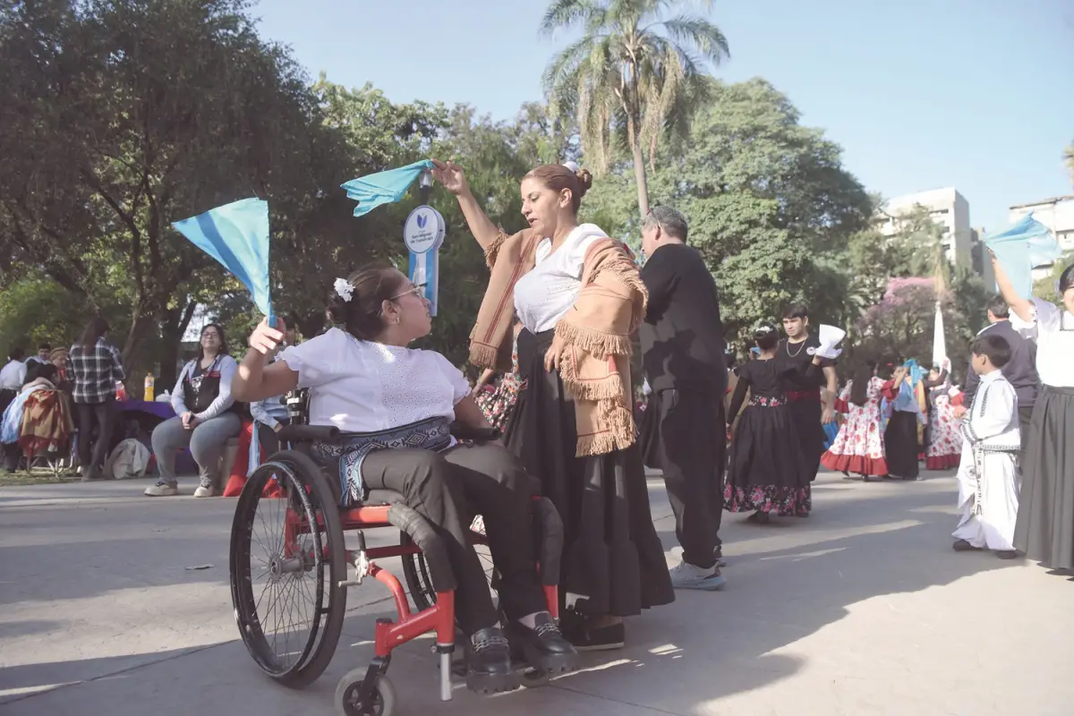 SUPERACIÓN. Florencia Burgos baila ritmos folclóricos adaptados a su silla de ruedas en la academia Pura Danza; su preferencia es la chacarera.