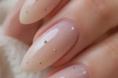 Ni blanco ni rojo clásico: los cinco colores de uñas que rejuvenecen las manos