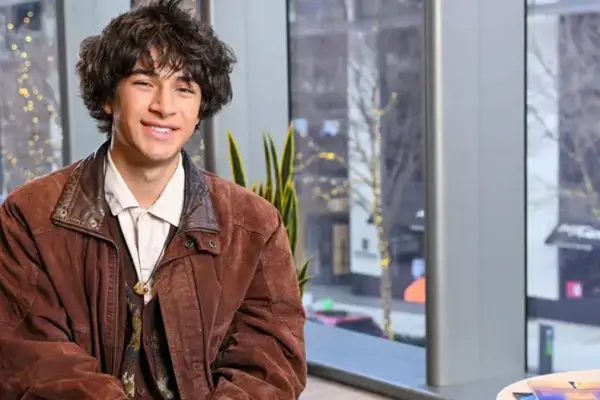 Un estudiante de 18 años sorprende al mundo al descubrir 1,5 millones de objetos cósmicos