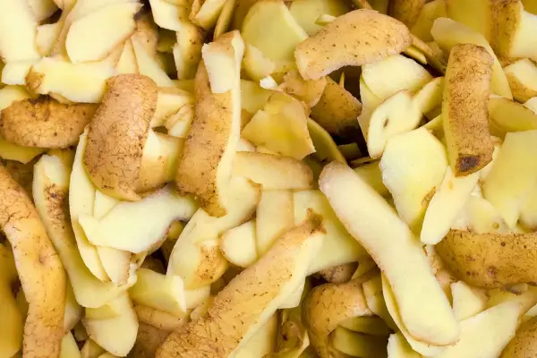 Cómo usar cáscara de papa para limpiar el utensilio más sucio de la cocina