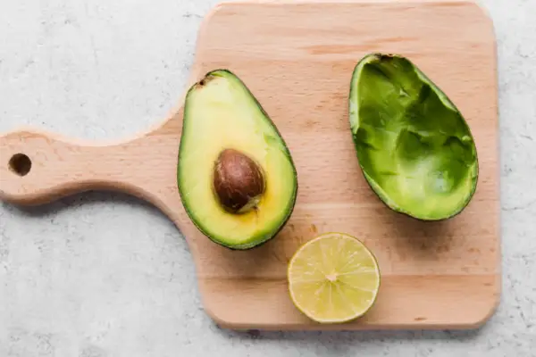 Para qué sirve licuar cáscara de palta con vinagre y por qué es tendencia