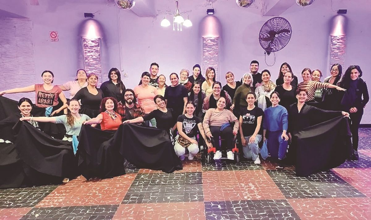 JUNTO A SUS COMPAÑEROS. Los participantes y docentes de la escuela de baile son claves para su integración.