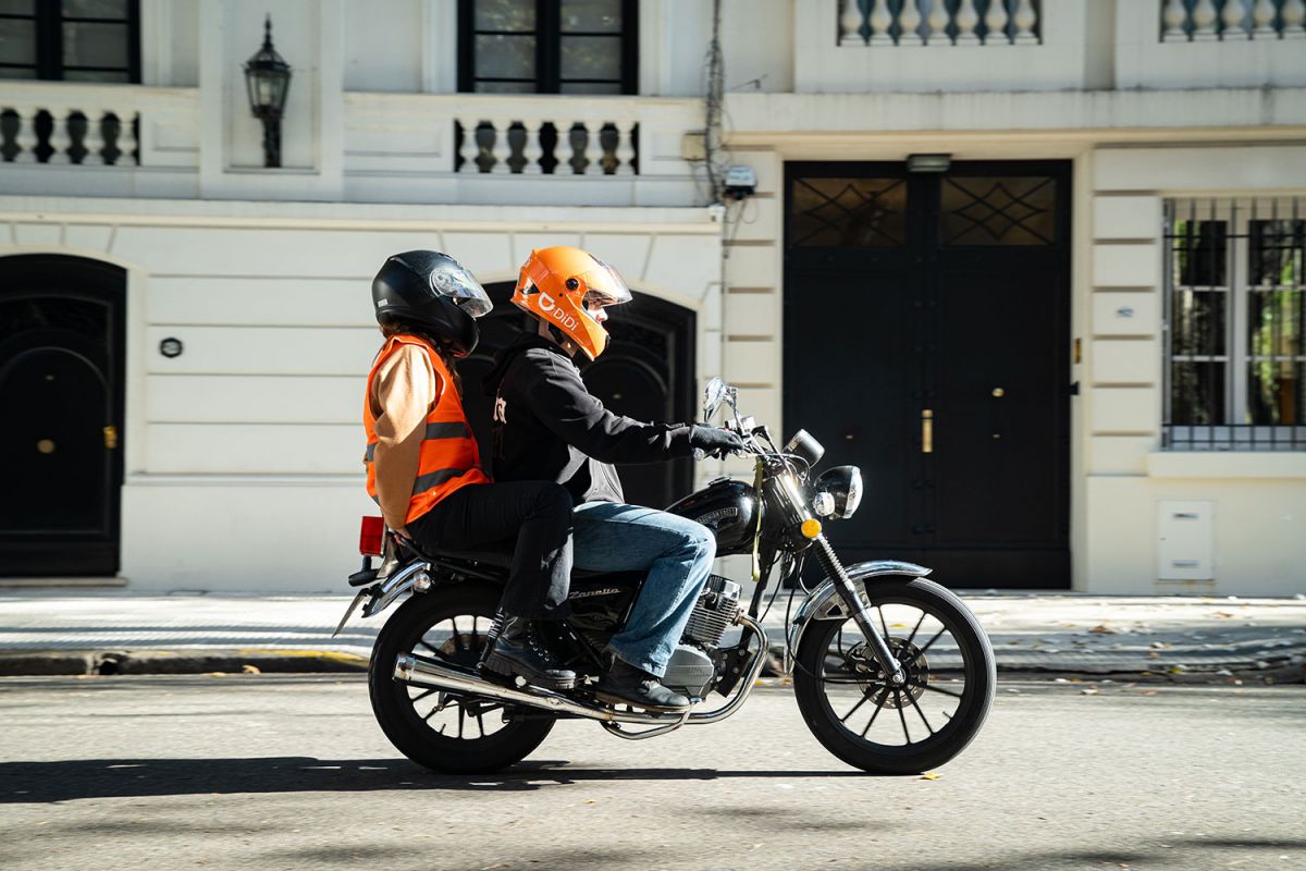 Los viajes en moto a través de apps se duplicaron en 2025 y se consolidan como tendencia urbana en Tucumán