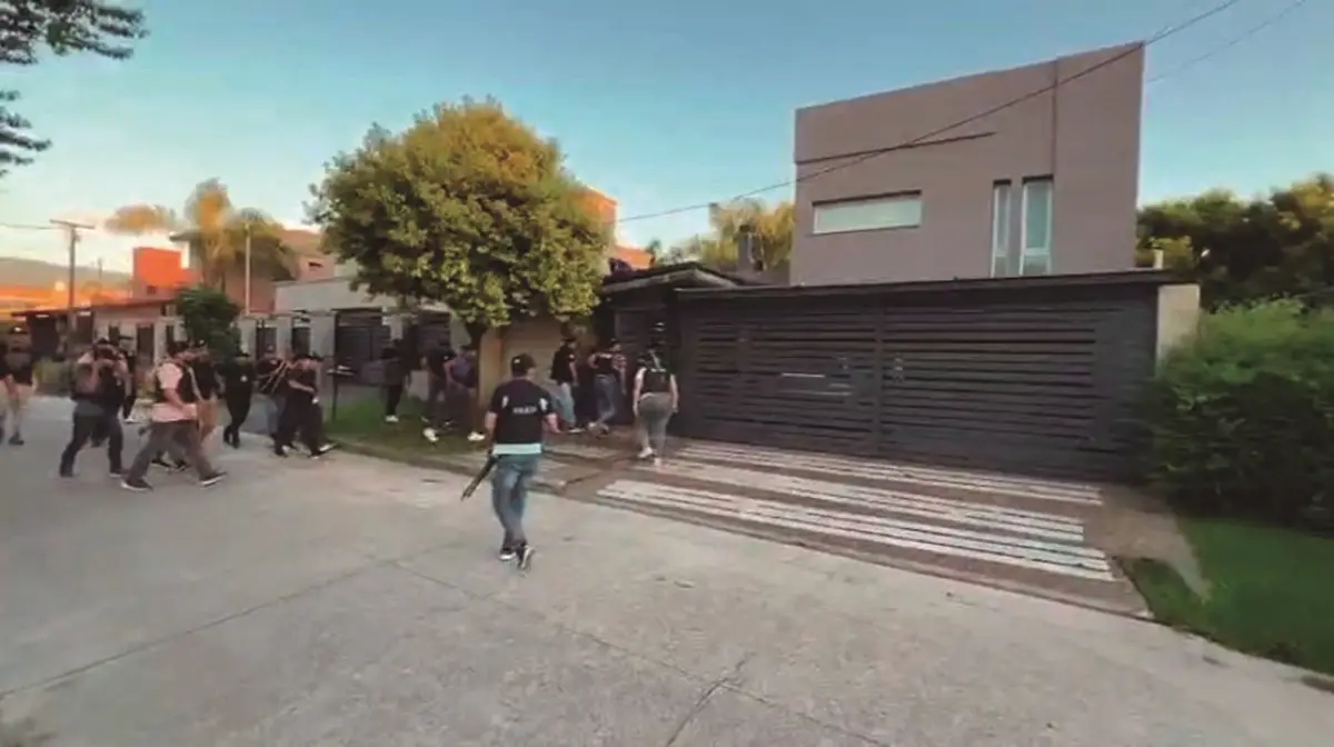 EN ACCIÓN. Los policías el día que allanaron la vivienda donde podría haber sido asesinada la joven.