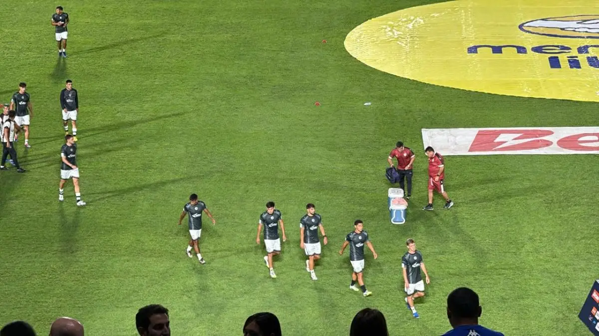 Los equipos se retiran a los vestuarios