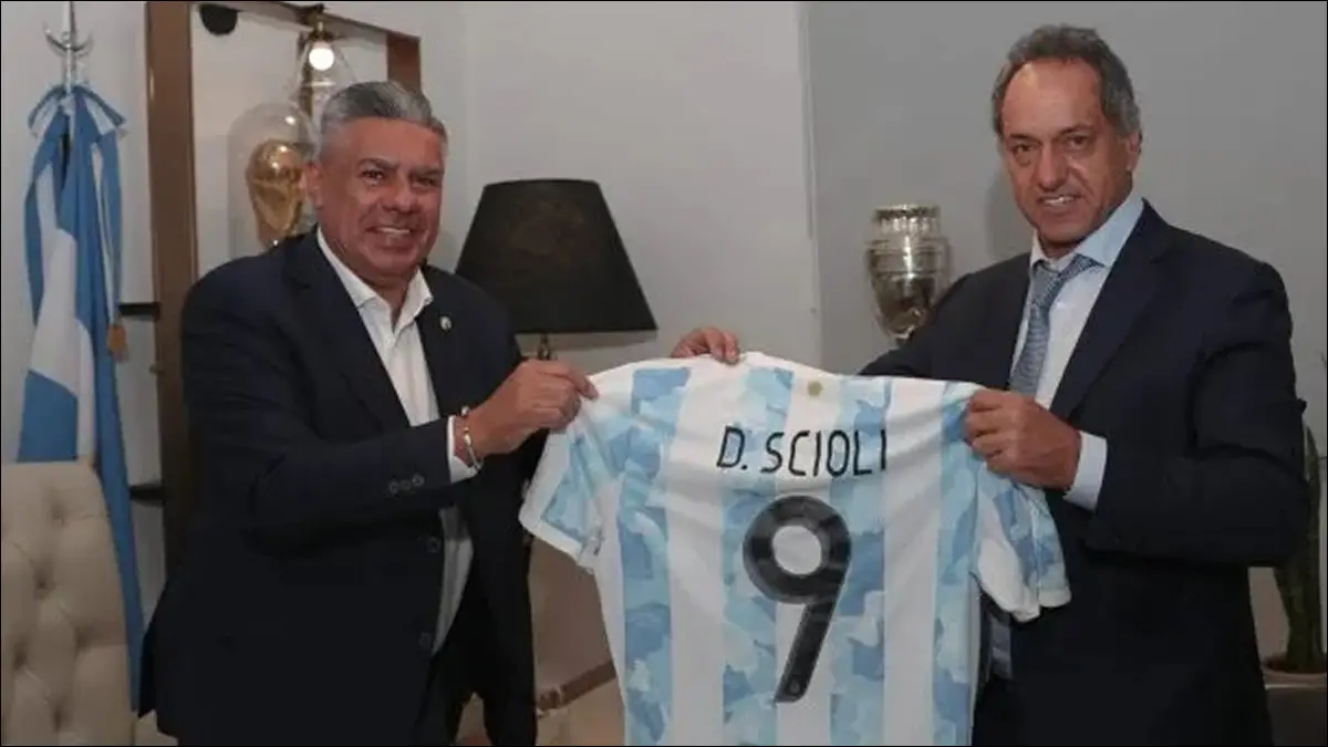 EVASIVO. Daniel Scioli evitó pronunciarse sobre las causas que investigan a la conducción del fútbol argentino y dio por finalizada la entrevista sin responder.