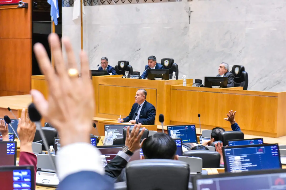 A FAVOR. Con Acevedo en la presidencia, la Legislatura convalidó los dos DNU enviados por el Poder Ejecutivo. / Foto de Prensa Legislatura